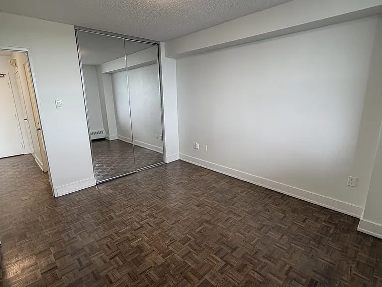 147 Wellington St W #606 — Photo 9
