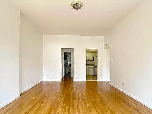 5th image of 54 W 70th St APT 4B