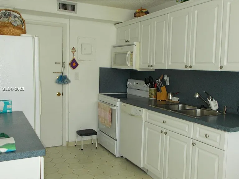 3161 S Ocean Dr #505 — Photo 10