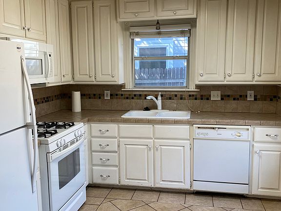 5th image of 3828 Collinwood Ave