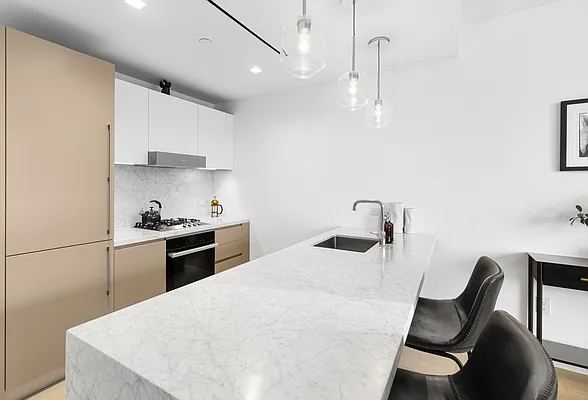 Rented by SERHANT. | media 11