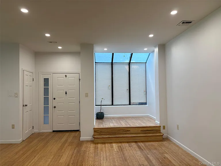 130 S Middle Neck Rd #6 — Photo 3