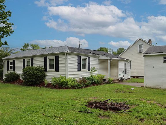 3rd image of 103 N School Ct