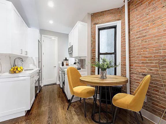 3rd image of 208 W 20th St #1E