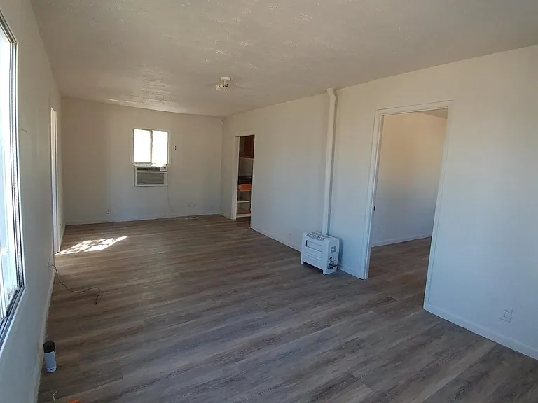 402 W 7th St — Photo 5