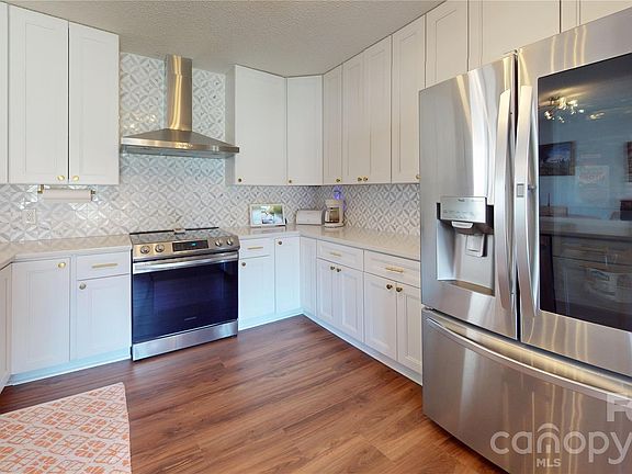 5th image of 2992 Greenleaf Rd