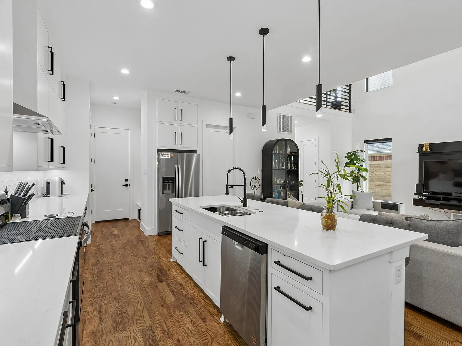 4 bed, 2561 sqft, $3,800 — Photo 4