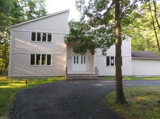 7823 S Riverside Dr, Aurora, OH 44202