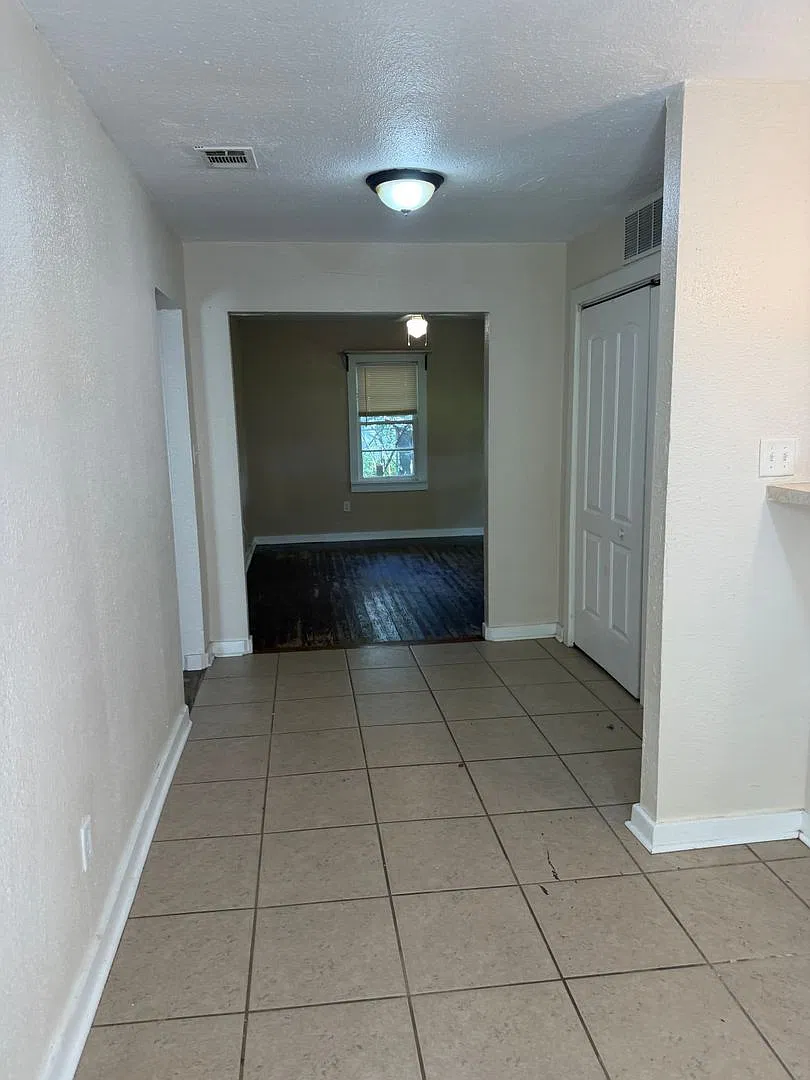 Move In Special!! Cute 2 Bedroom 1 Bath Home — Photo 2