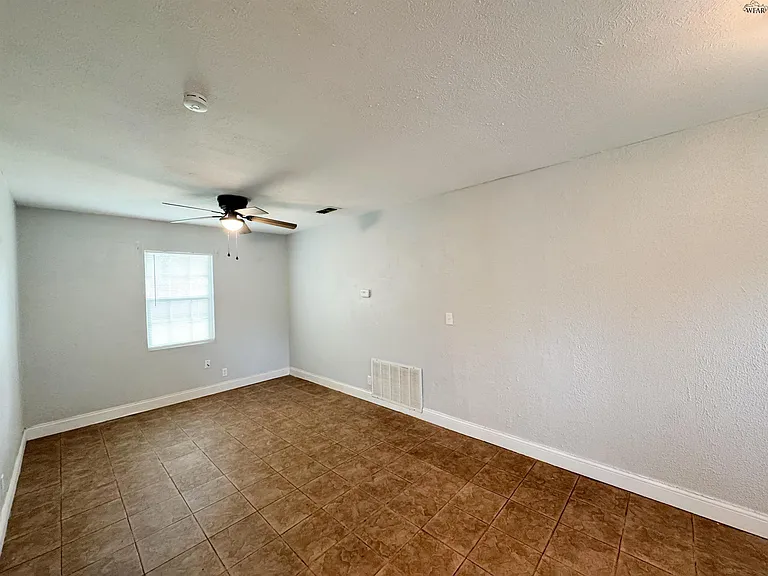 1403 E Cortez Dr — Photo 9