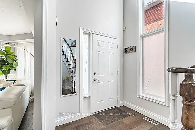 33 Strathroy Cres — Photo 4