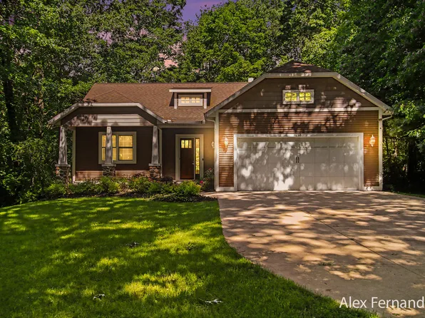 6288 Hawthorne Ct, Saugatuck, MI 49453