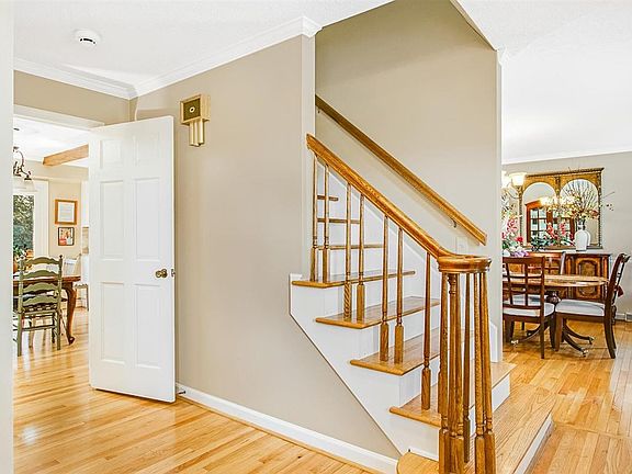 4th image of 609 Sharon Dr