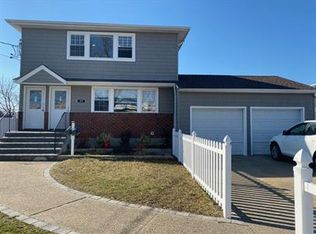 27 Division Ave, Levittown, NY 11756