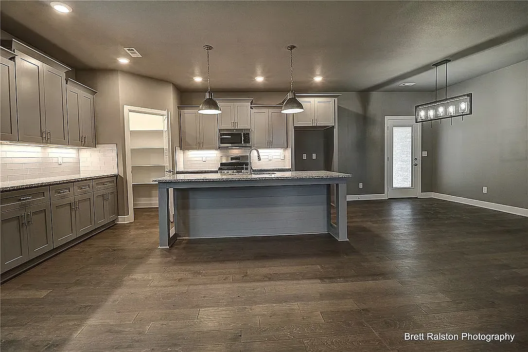 4 bed, 2347 sqft, $2,700 — Photo 4