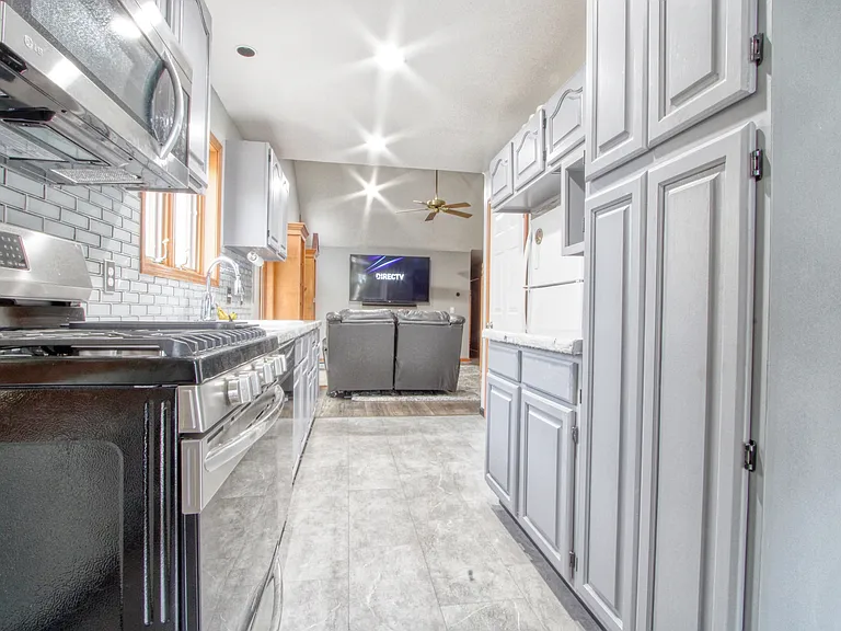 72 Delaney Ave — Photo 2