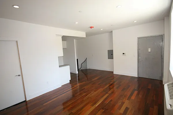 Rented by Makover Group Inc | media 25