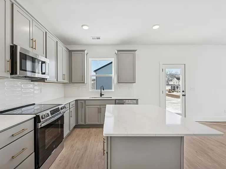 813 Easton Ln — Photo 2