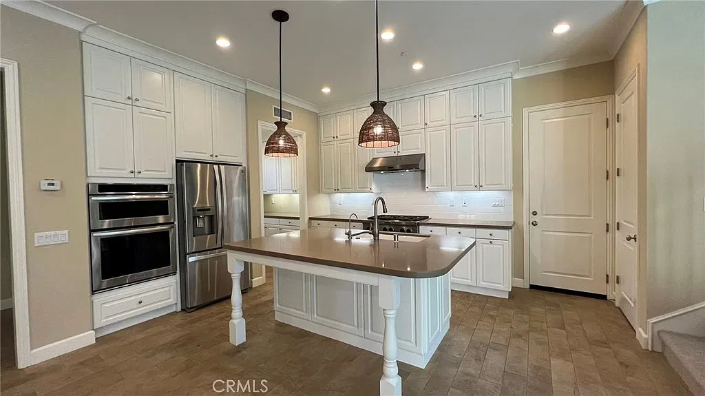 3 bed, 2.5 bath, 2535 sqft, $5,900 — Photo 2