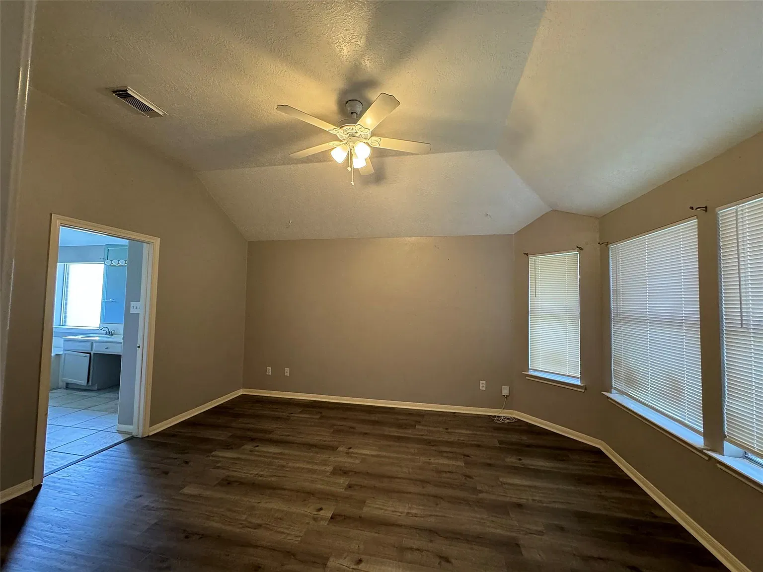 3 bed, 2.0 bath, 1756 sqft, $2,500 — Photo 1