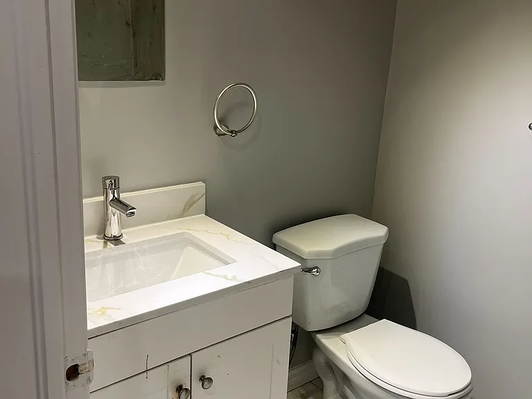 27 E Dills Cres #BASEMENT — Photo 6