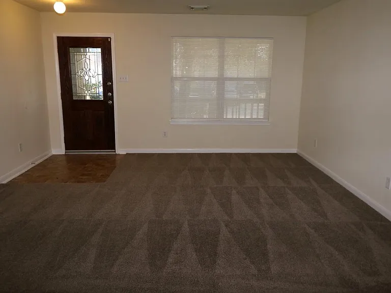 15611 Leeds Ln — Photo 3