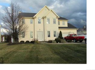 3 Devonshire Ln, Lancaster, NY 14086