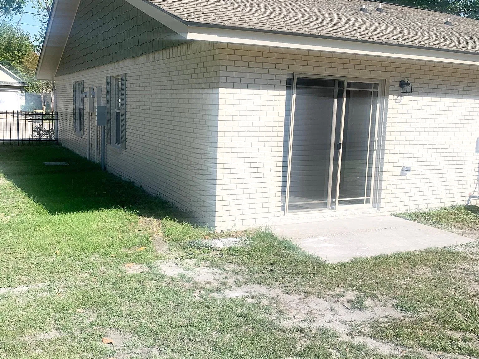 1607 Kelly Ave — Photo 3
