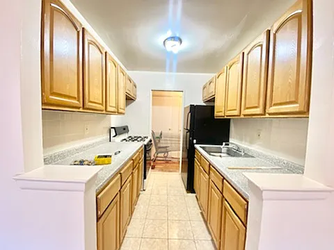 1545 Rhinelander Avenue — Photo 2