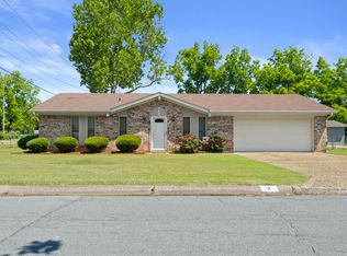 2 Plantation Dr, Little Rock, AR 72206