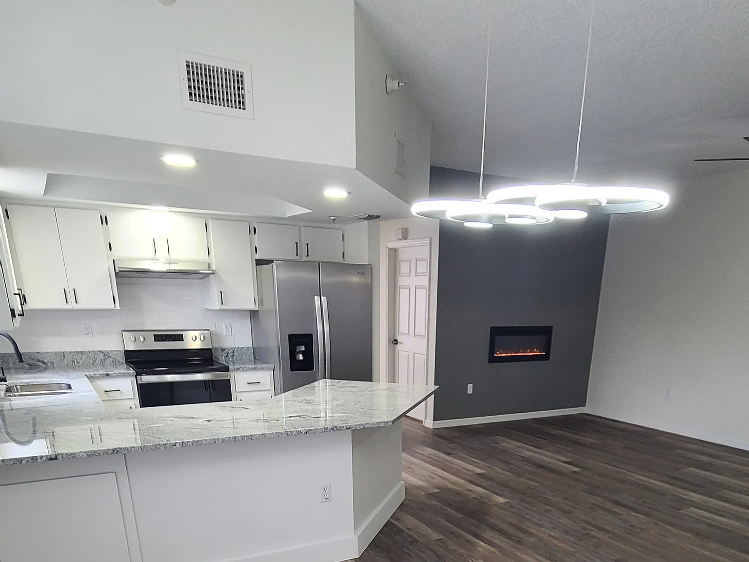 2 bed, 1050 sqft, $1,550 — Photo 1