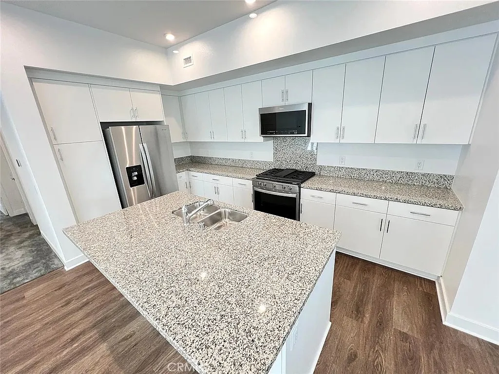 3 bed, 1582 sqft, $4,000 — Photo 4
