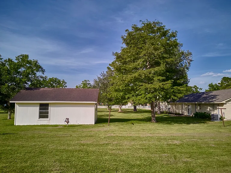 902 Clover Ridge Ave — Photo 3