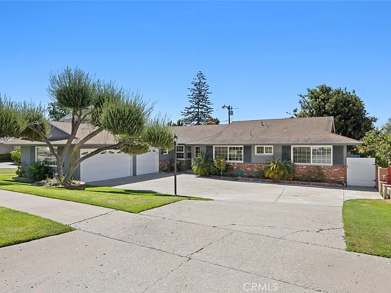 48 Mansfield Ln — Photo 1