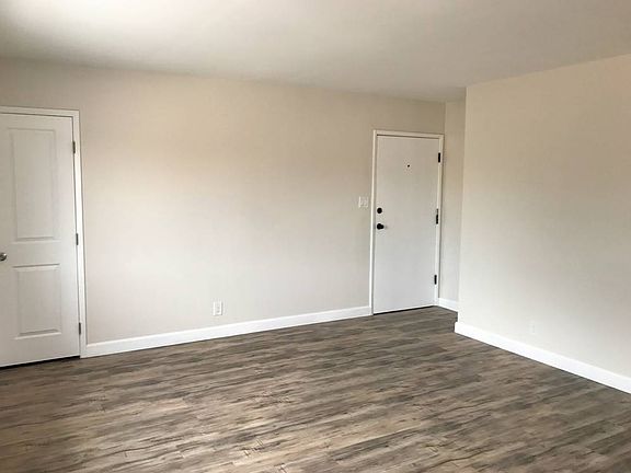 3rd image of 3925 W 111th St APT 2