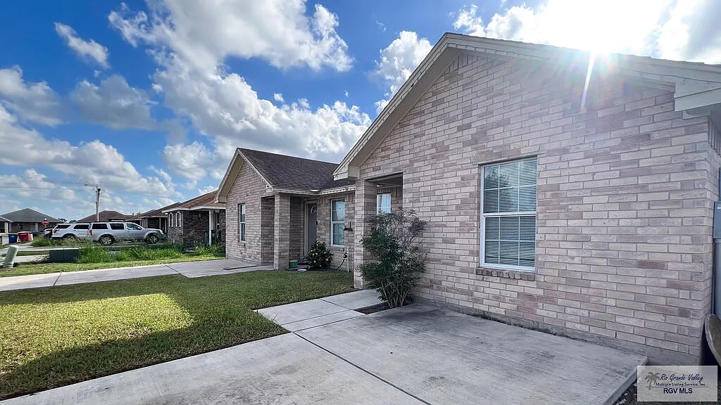 2 bed, 2.0 bath, 886 sqft, $1,100 — Photo 1