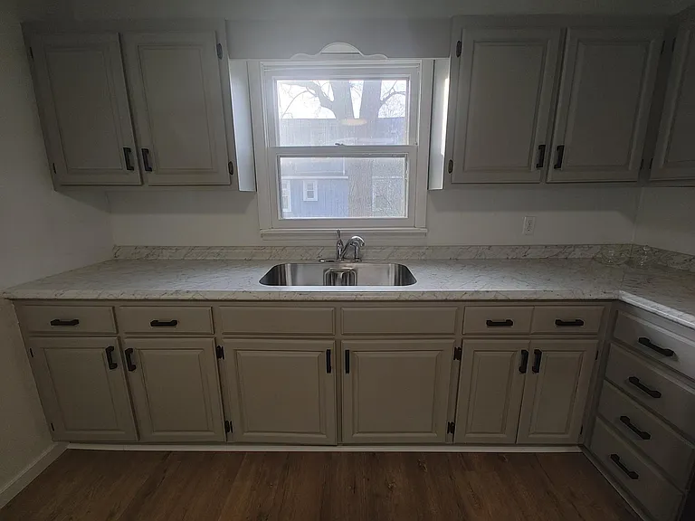 308 E Delaware St — Photo 4