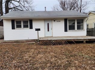 1228 Bon Air Ct, Decatur, IL 62521