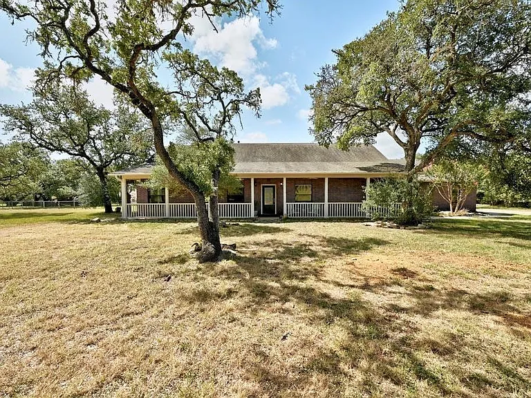 200 Oak Hollow Ln — Photo 1