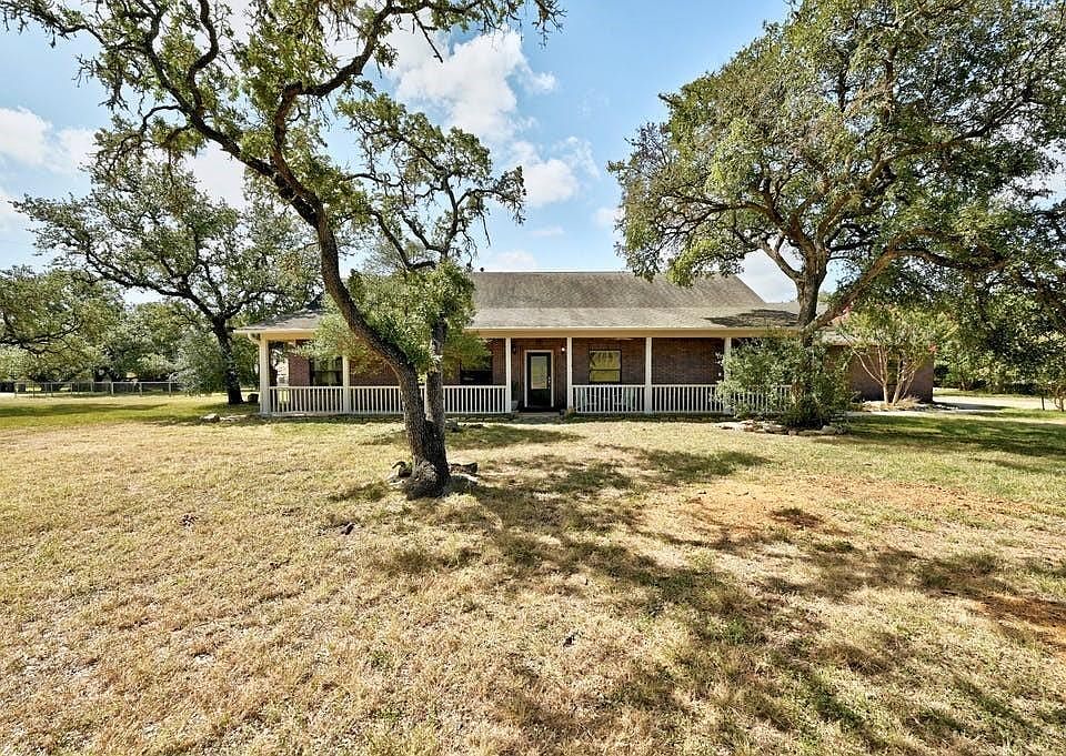 1st image of 200 Oak Hollow Ln