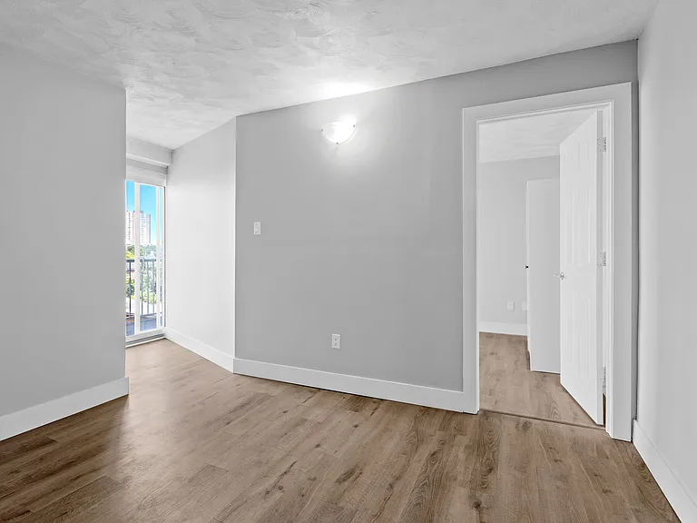 290 Nelson St — Photo 26