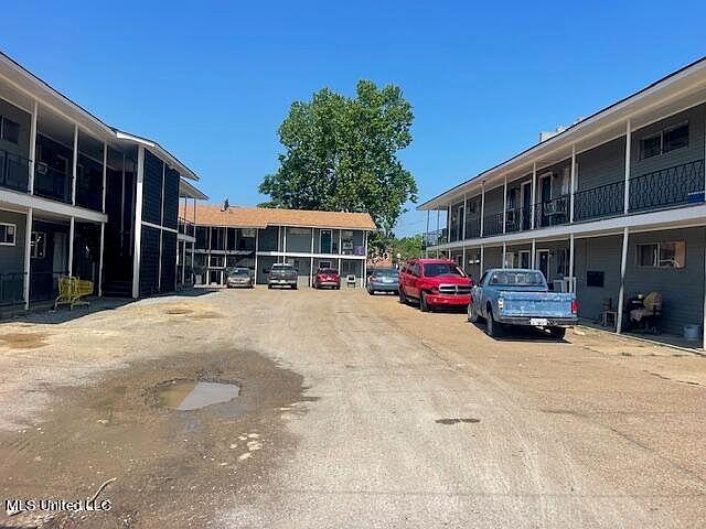 2nd image of 515 Bloom St
