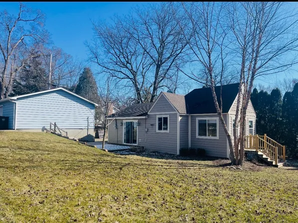 327 Kenwood Dr, Round Lake Park, IL 60073