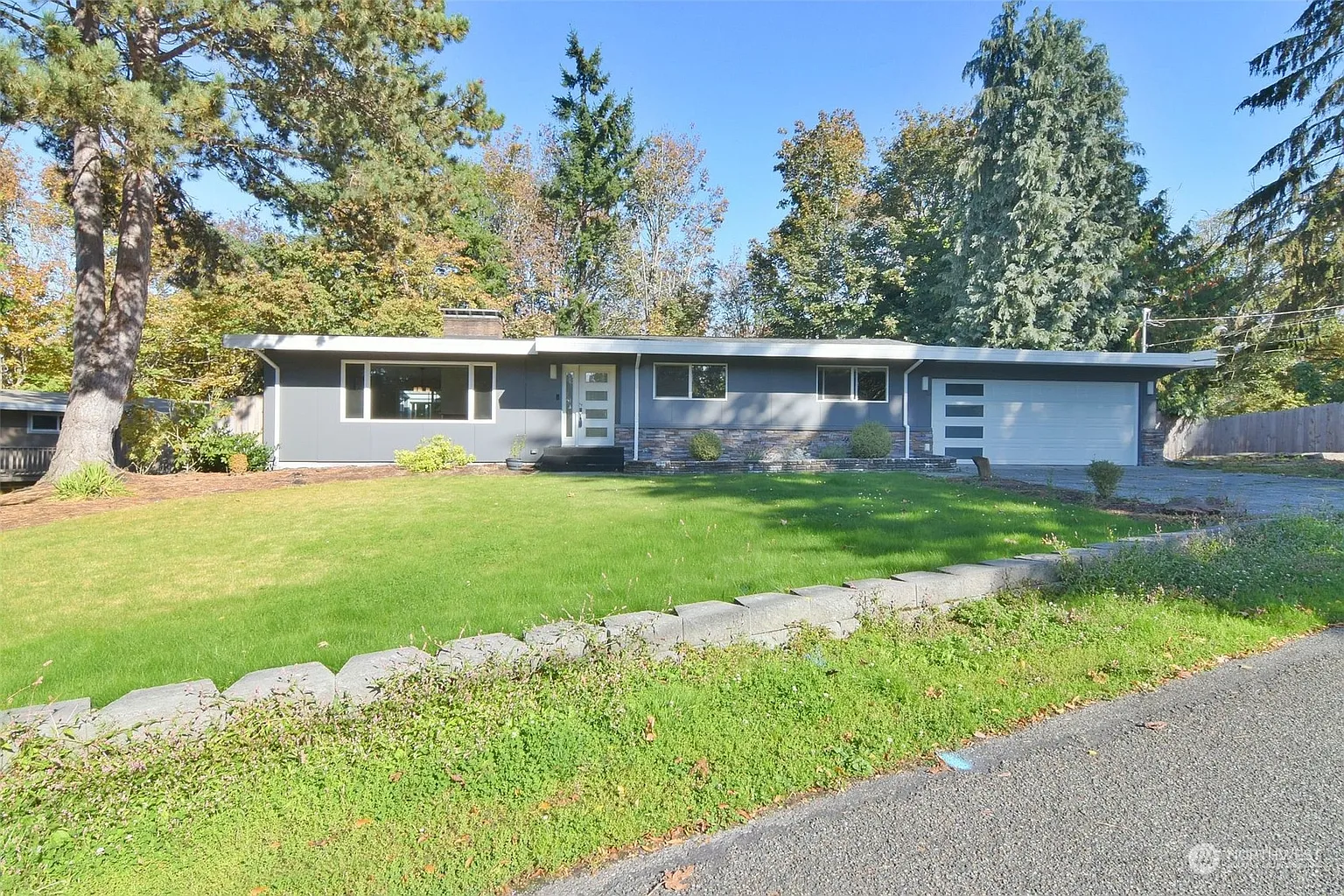 1604 E Horizon Drive photo 1