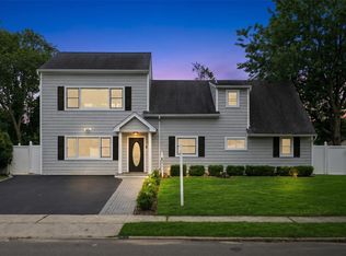 6 Regal Lane, Levittown, NY 11756