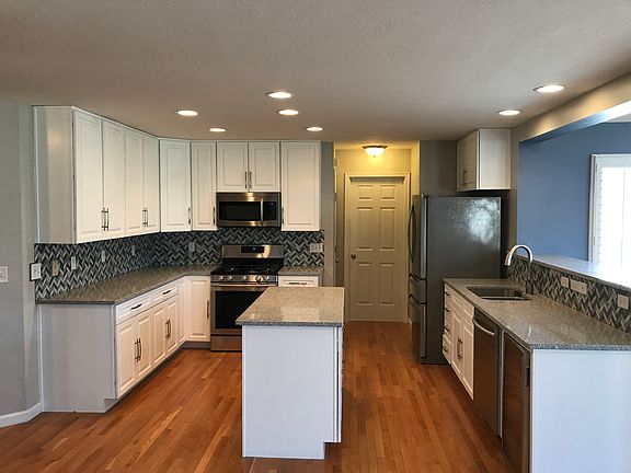 Upgraded Kitchen w/ Granite