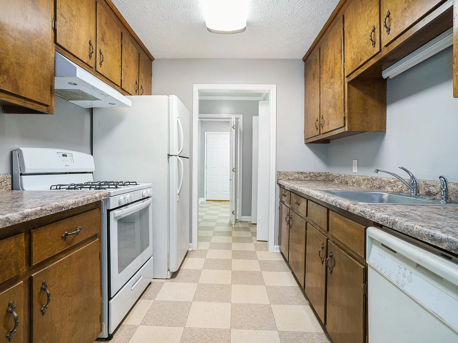 **Available July 1st** Updated 2 Bed/1.5 Bath Eastside Duplex — Photo 4