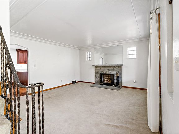 3rd image of 220 McClelland Rd N