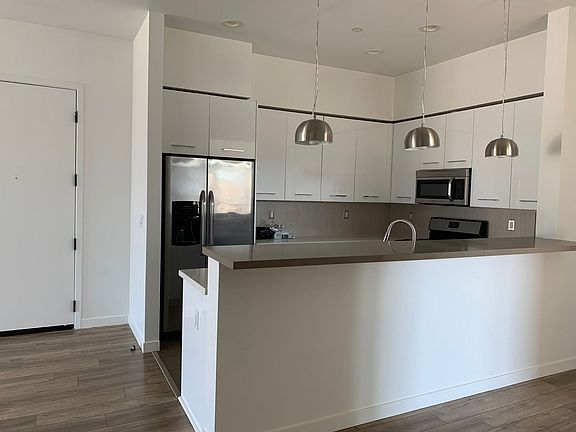 3rd image of 11478 Moorpark St Unit 401