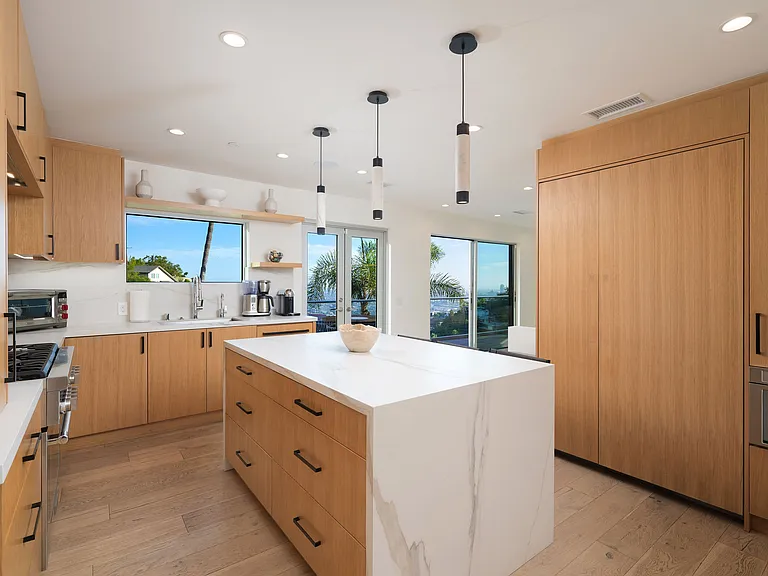Cook up a storm in the Gourmet Kitchen. An entertainer's delight!